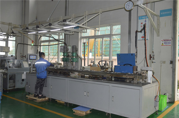 自動旋鉚點焊機(jī).JPG